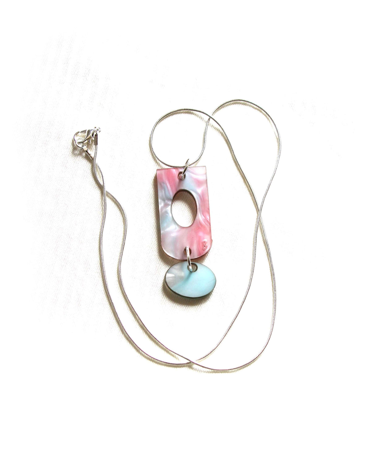 Collar de resina marmolada rosa y turquesa con colgante doble